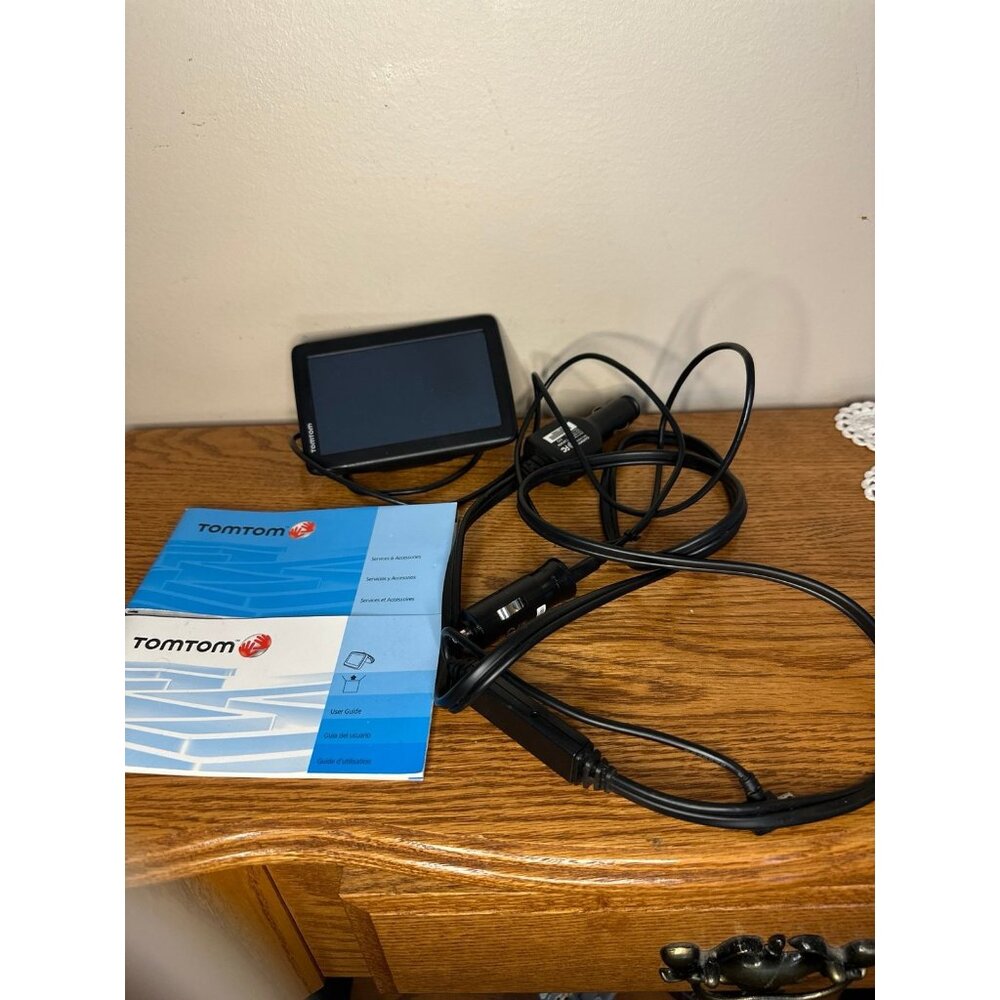 Tom Tom GPS car mount 5 in screen with user manual works